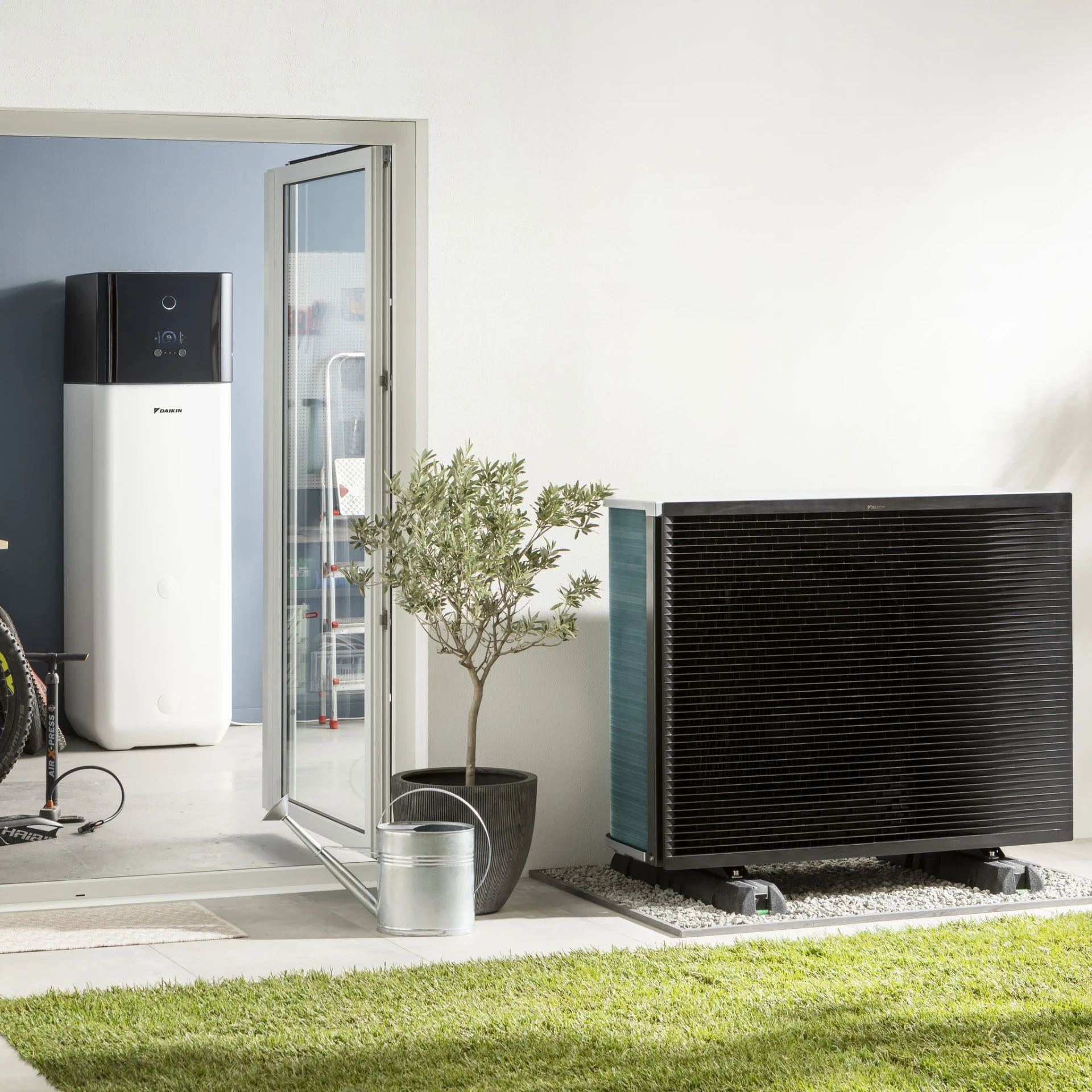 Daikin Wärmepumpe vor modernem Wohnhaus