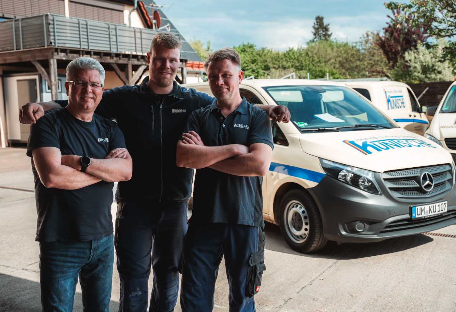 Das Team von Kuntsche vor dem Firmenfahrzeug