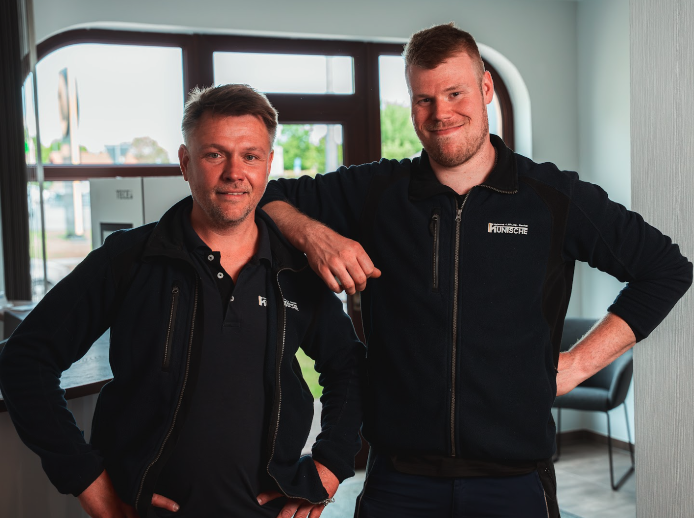 Team Kuntsche – zwei Kollegen im Empfangsbereich