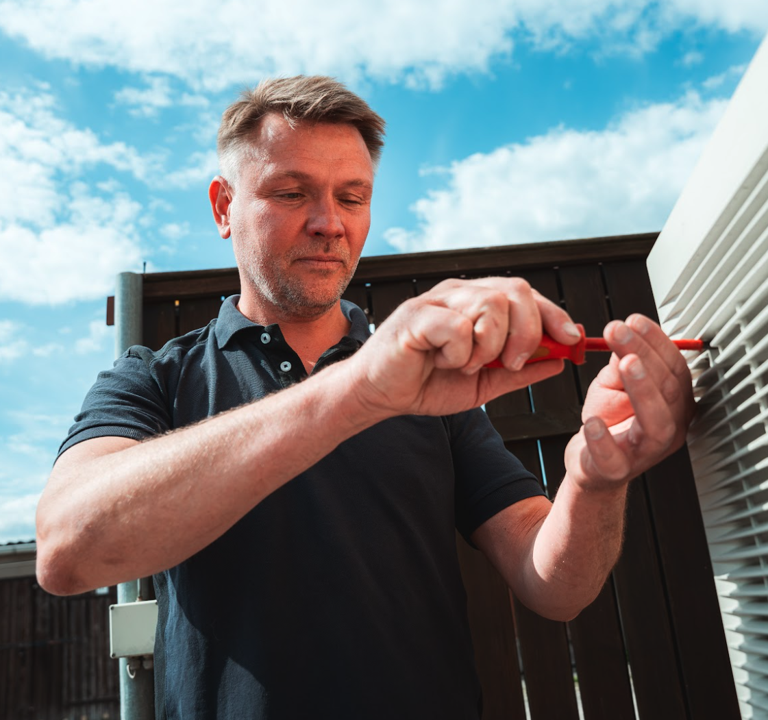 Kuntsche-Handwerker bei der Montage einer Außenjalousie